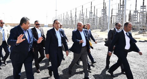 رئيس الوزراء يتابع ميدانياً مراحل الاختبار والتشغيل التجريبي لمحطة الربط الكهربائي المصري السعودي العملاقة بمدينة بدر