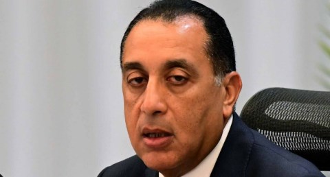 رئيس الوزراء يصل القاهرة بعد مشاركته في القمة العالمية الثانية للتنمية الاجتماعية بالدوحة