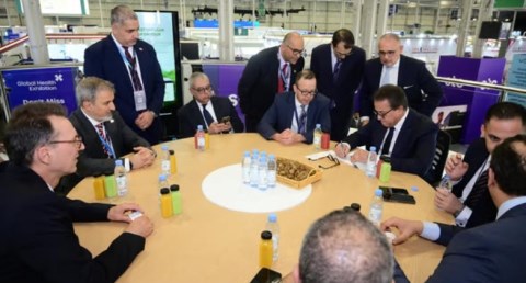 وزير الصحة يلتقي وفد شركة «أبوت» 