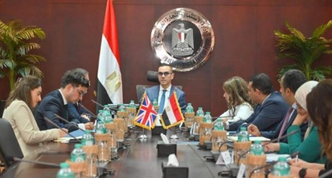 وزير الاستثمارمع السفير البريطاني بالقاهرة 
