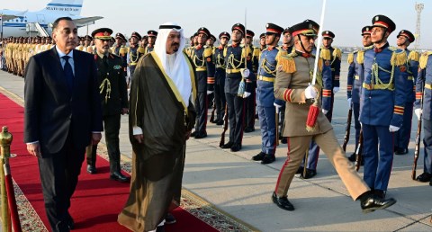 رئيس الوزراء يستقبل نظيره الكويتي بمطار القاهرة الدولي