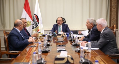 وزير قطاع الأعمال يبحث مع نقيب أطباء الأسنان آليات تأمين احتياجات السوق من بنج الأسنان والمستلزمات الطبية من خلال "القابضة للأدوية"