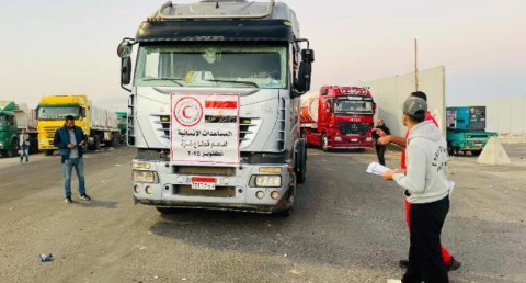 الهلال الأحمر المصري: 300 ألف سلة غذائية وألف طن مواد بترولية عبر قافلة زاد العزة» الـ 62 إلى غزة
