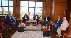 وزير قطاع الأعمال يلتقي محافظ السويس 