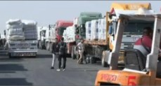 اصطفاف مئات الشاحنات أمام معبر رفح تمهيدا لإدخال المساعدات إلى غزة