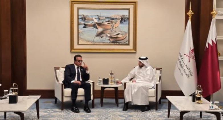 خالد عبدالغفار  مع وزير الصحة القطري د