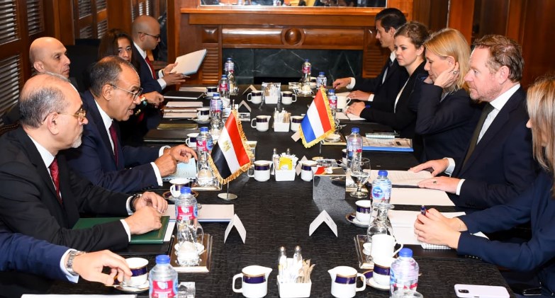 وزير الخارجية يبحث مع نظيره الهولندي تعزيز العلاقات الثنائية بين البلدين  