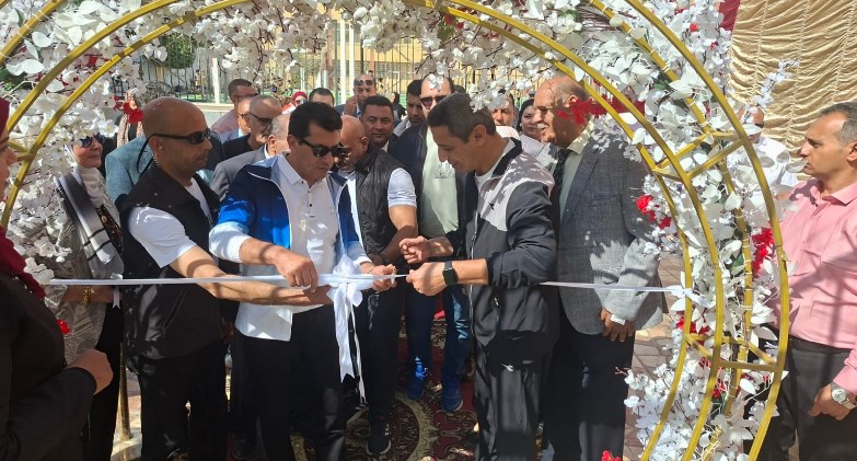 وزير الشباب ومحافظ السويس يفتتحان ملعبًا خماسيًا بمركز شباب أبناء السويس