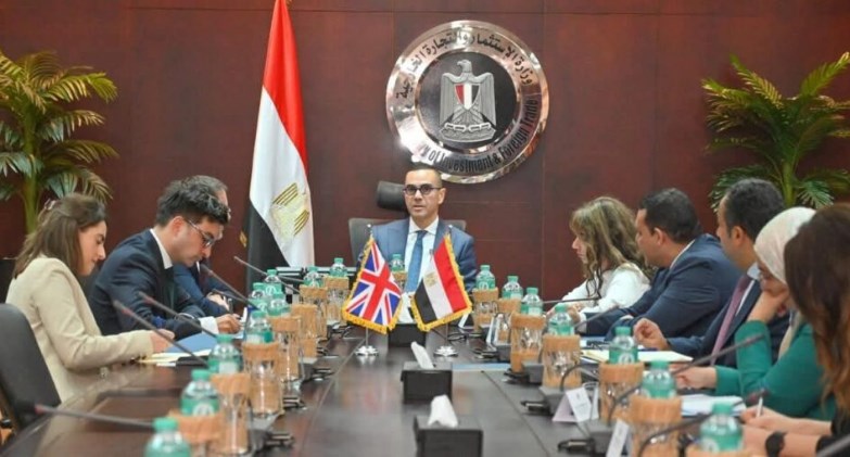 وزير الاستثمارمع السفير البريطاني بالقاهرة  وزير الاستثمارمع السفير البريطاني بالقاهرة