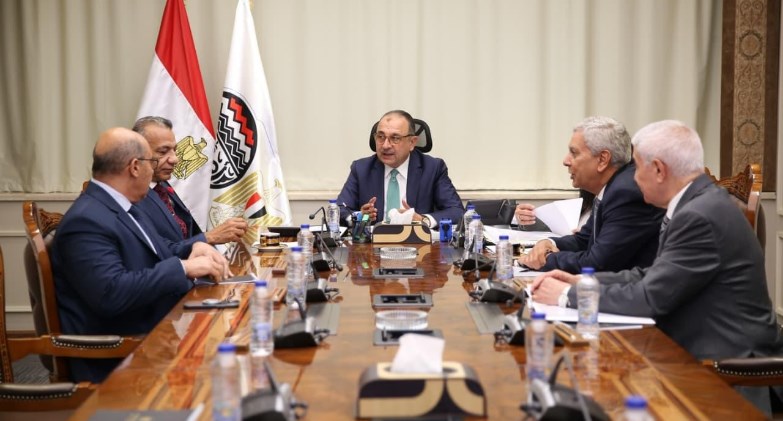 وزير قطاع الأعمال يبحث مع نقيب أطباء الأسنان آليات تأمين احتياجات السوق من بنج الأسنان والمستلزمات الطبية من خلال "القابضة للأدوية" وزير قطاع الأعمال يبحث مع نقيب أطباء الأسنان آليات تأمين احتياجات السوق من بنج الأسنان والمستلزمات الطبية من خلال "القابضة للأدوية"