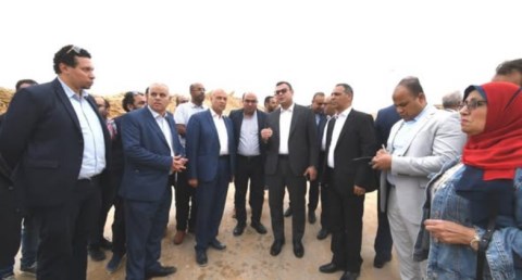 وزير الإسكان يتفقد الطرق ومشروع للإسكان المتوسط بمدينة حدائق أكتوبر