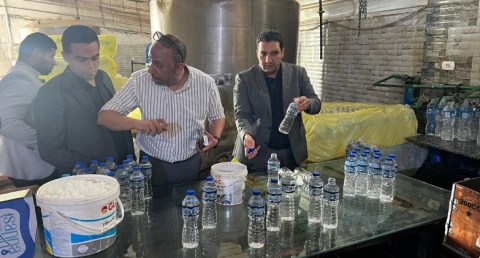 ضبط محطة غير مرخصة لتعبئة المياه المعدنية بالقليوبية والتحفظ على 80 ألف عبوة مخالفة 