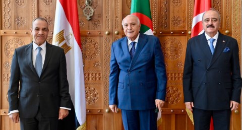 وزير الخارجية يشارك في اجتماع الآلية الثلاثية لدول جوار ليبيا بالجزائر