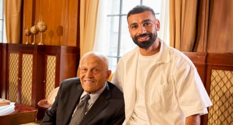 لقاء تاريخي يجمع بين قامة الطب العالمي بروفسير مجدي يعقوب وأيقونة الرياضة محمد صلاح