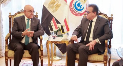 خالد عبدالغفار مع وزير الصحة العراقي