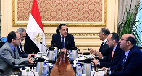 رئيس الوزراء يتابع مع رئيس المركز الوطني لتخطيط استخدامات أراضي الدولة عدداً من ملفات العمل