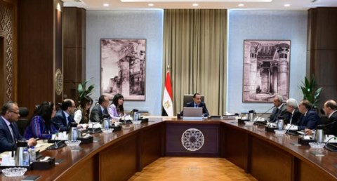 رئيس الوزراء يلتقي أعضاء اللجنة الاستشارية للشئون السياسية