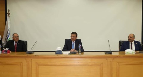 وزير الزراعة يعقد اجتماعاً موسعاً لمديري مديريات الزراعة ومسئولي حماية الأراضي بالمحافظات