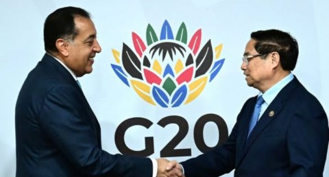 رئيس الوزراء يلتقي نظيره الفيتنامي