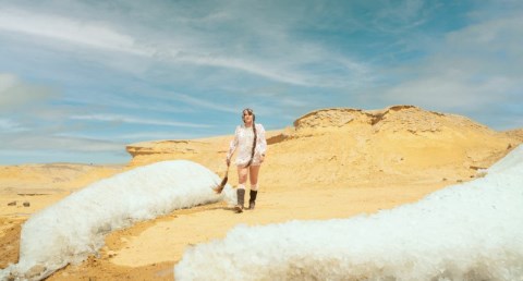 فنانة سيبيرية شابة تبتكر منحوتة جليدية ضخمة في صحراء مصر لتسليط الضوء على أزمة المناخ