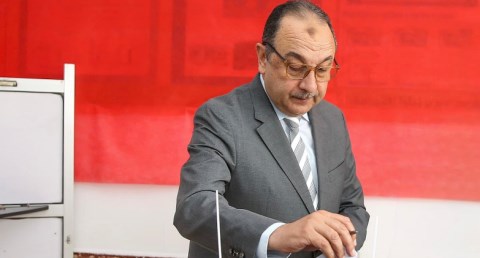 وزير قطاع الأعمال العام يدلي بصوته في انتخابات مجلس النواب بلجنته الانتخابية