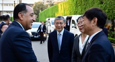 رئيس الوزراء يلتقي نائب رئيس "المجلس الوطني للمؤتمر الاستشاري السياسي للشعب الصيني"