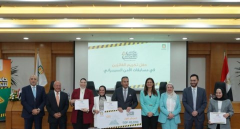 الإتربي يكرم العاملين الفائزين في فعاليات التوعية بالأمن السيبراني بالبنك الأهلي المصري