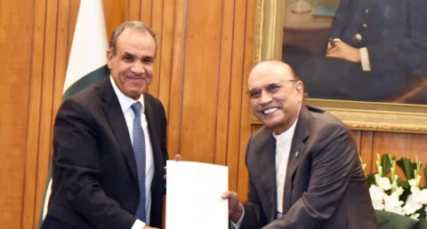 وزير الخارجية يسلم رسالة خطية من السيد رئيس الجمهورية إلى الرئيس الباكستاني