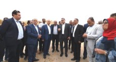 وزير الإسكان يتفقد الطرق ومشروع للإسكان المتوسط بمدينة حدائق أكتوبر