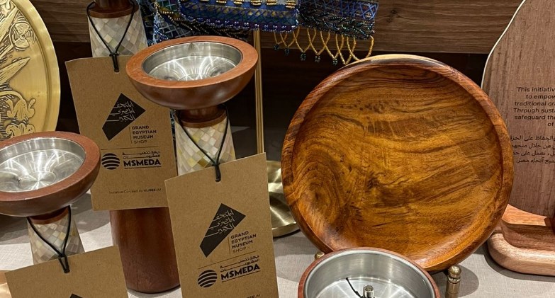 عرض منتجات شباب جهاز المشروعات في المتجر الرسمي للمتحف المصري الكبير  