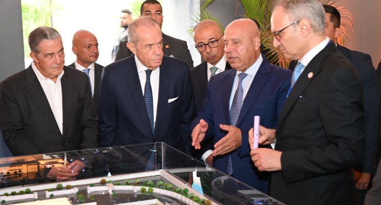 وزير الصناعة والنقل يضع حجر الأساس لمصنع ماك لوسائل النقل التابع لمجموعة المنصور للسيارات بمدينة السادس من أكتوبر