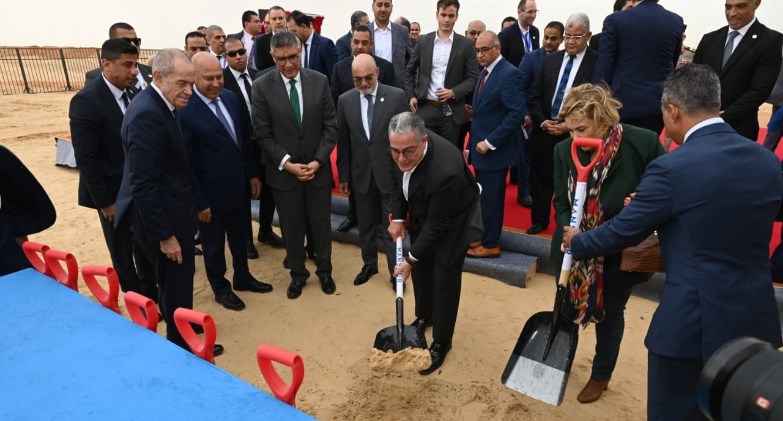 وزير الصناعة والنقل يضع حجر الأساس لمصنع ماك لوسائل النقل التابع لمجموعة المنصور للسيارات بمدينة السادس من أكتوبر