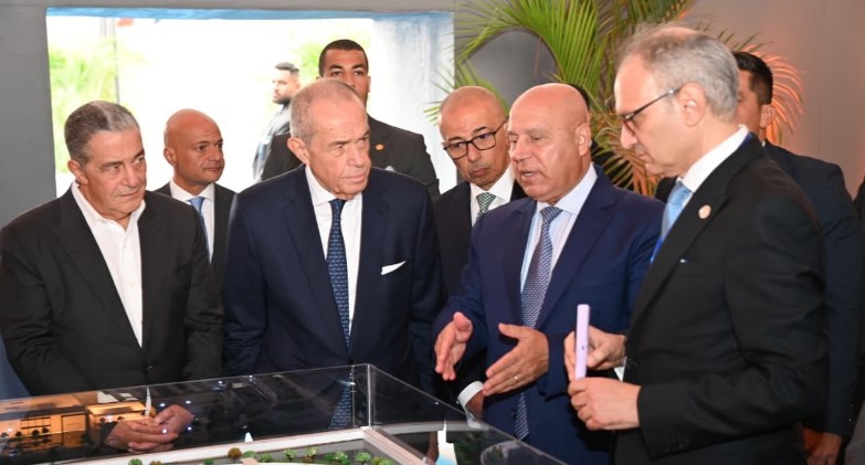 وزير الصناعة والنقل يضع حجر الأساس لمصنع ماك لوسائل النقل التابع لمجموعة المنصور للسيارات بمدينة السادس من أكتوبر