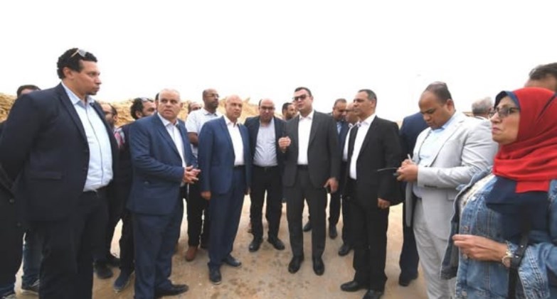 وزير الإسكان يتفقد الطرق ومشروع للإسكان المتوسط بمدينة حدائق أكتوبر