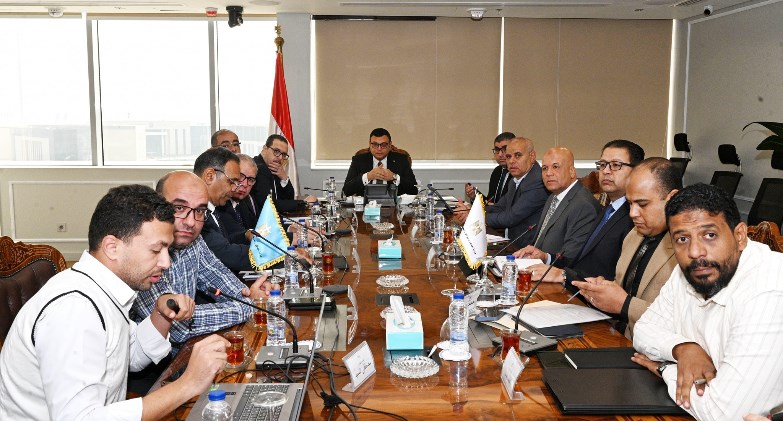 وزير الإسكان يتابع العمل بمشروعات الطرق والمرافق والمشروعات السكنية بحدائق أكتوبر