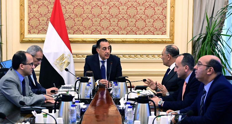 رئيس الوزراء يتابع مع رئيس المركز الوطني لتخطيط استخدامات أراضي الدولة عدداً من ملفات العمل