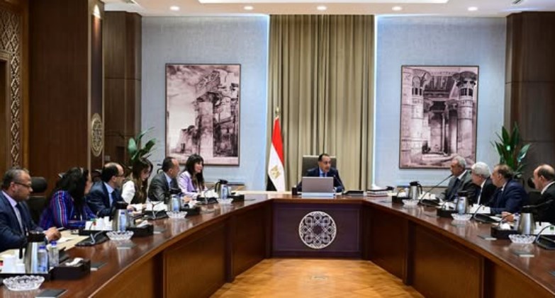 رئيس الوزراء يلتقي أعضاء اللجنة الاستشارية للشئون السياسية