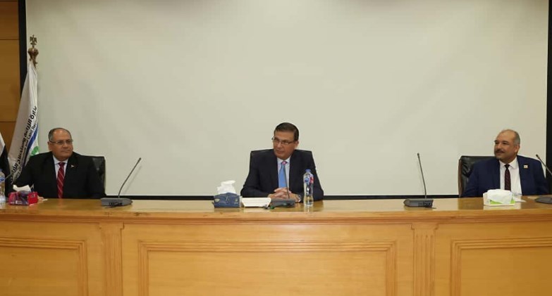 وزير الزراعة يعقد اجتماعاً موسعاً لمديري مديريات الزراعة ومسئولي حماية الأراضي بالمحافظات