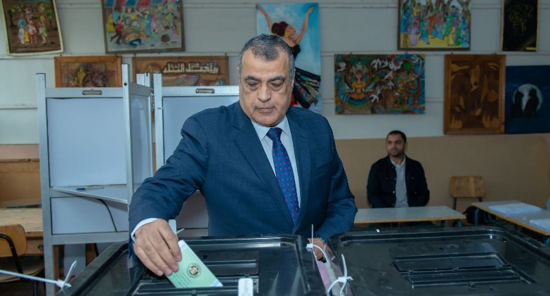 وزير الدولة للإنتاج الحربي يدلي بصوته في انتخابات مجلس النواب