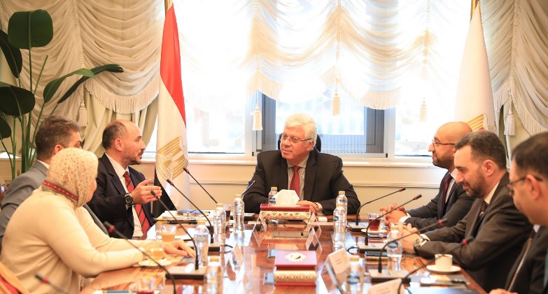 وزير التعليم العالي يبحث التعاون  مع وفد “أسترازينيكا” في مجال تشخيص وعلاج الأمراض النادرة