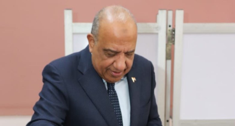 وزير الكهرباء والطاقة المتجددة يدلي بصوته في انتخابات "النواب" أمام المركز الانتخابي بمدرسة المنارة بمدينة نصر