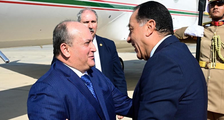 رئيس الوزراء يستقبل الوزير الأول للجمهورية الجزائرية بمطار القاهرة الدولي