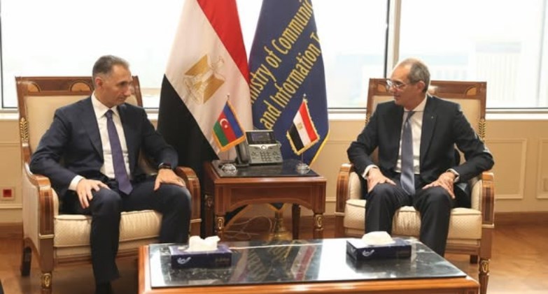 وزير الاتصالات مع وزير التنمية الرقمية والنقل الأذربيجانى
