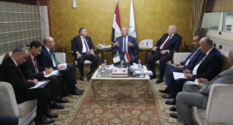 وزير الصناعة والنقل يبحث مع وزيري الصناعة والداخلية والنقل الجزائريين تدعيم التعاون بين البلدين في مجالي الصناعة والنقل 