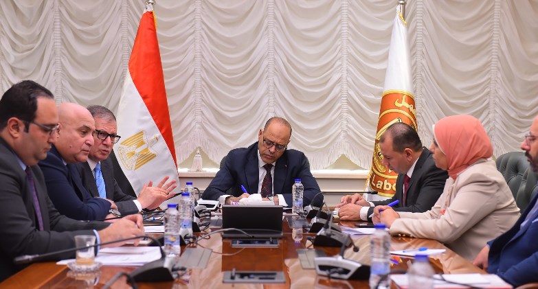 وزير العمل يبحث مع قيادات هيئة التأمينات تعزيز التعاون في ملفات الحماية الاجتماعية وتوسيع مظلة التأمين للعاملين