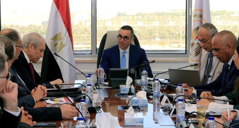 وزير الاستثمار والتجارة الخارجية يلتقي رؤساء عدد من المجالس التصديرية