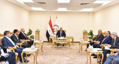 صلاح يناقش مع ممثلي "نورثروب جرومان" الأمريكية و"هيلينك" اليونانية أوجه التعاون في التصنيع العسكري