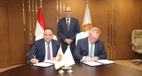  تجديد اتفاقية عمل تحفظ حقوق 2075 عاملاً بشركة قناة السويس للحاويات