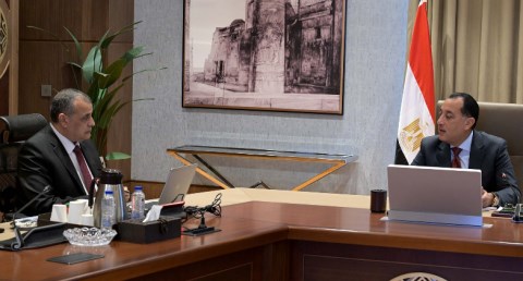 رئيس الوزراء يتابع مع وزير الدولة للإنتاج الحربي ملفات عمل الوزارة