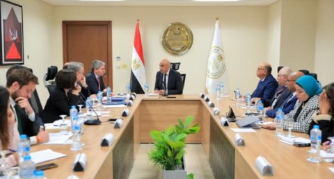 وزير التربية والتعليم يبحث مع وفد بنك الاستثمار الأوروبي تعزيز التعاون 